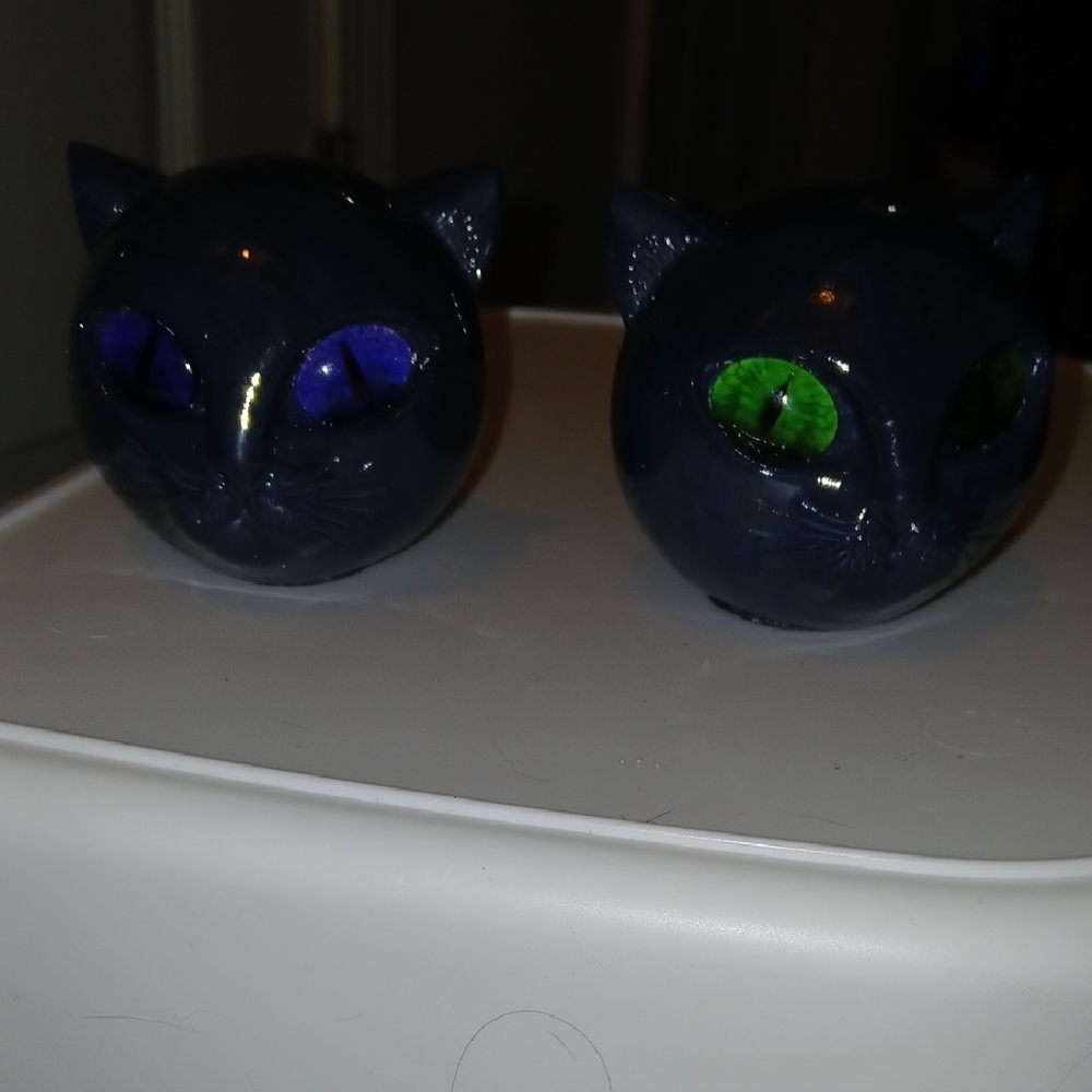 Cat Shaped Ceramic Salt and Pepper Shakers